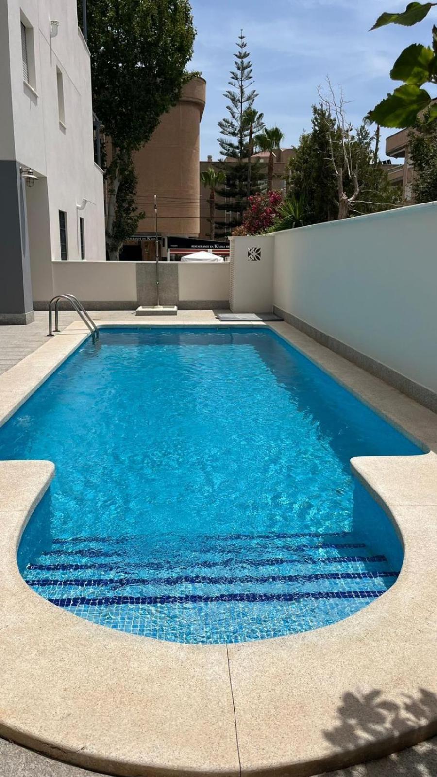A 30 Metro De La Playa Con Piscina Y Garaje En La Carihuela *